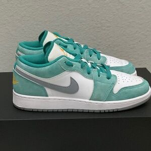 Size US - 6Y / EUR-38.5 Nike Air Jordan 1 Low SE -DO8244-301 Emerald (GS)